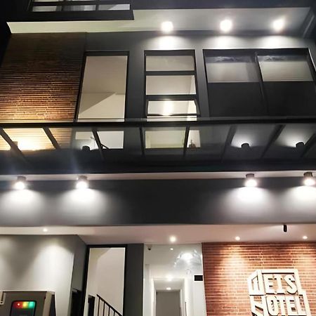 Weis Hotel Simpang Lima Semarang Buitenkant foto