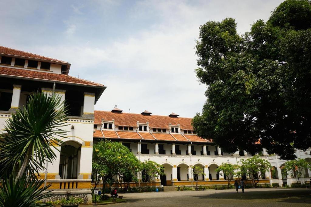 Weis Hotel Simpang Lima Semarang Buitenkant foto